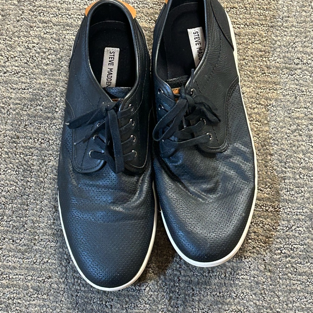 Steve Madden Black Oxfords with Classic Leather Design